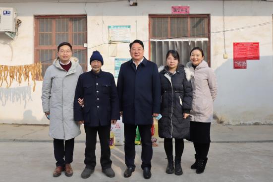 市政府办机关党委副书记李秀斋等一行7人到遂平县玉山镇悦庄村走访