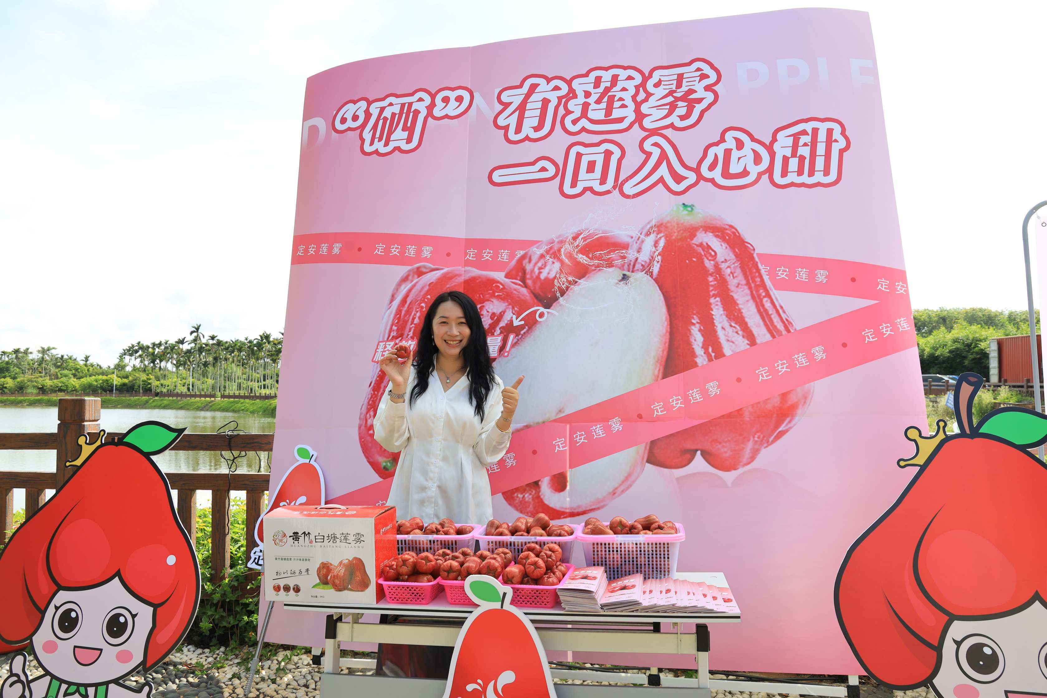 游客拍照打卡.jpg
