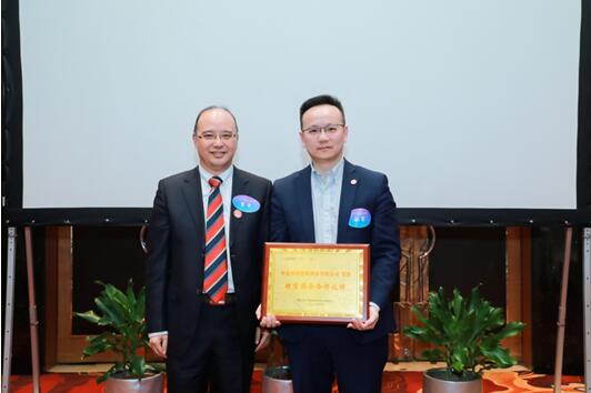 人大商学院为用友网络颁发“优秀校企合作伙伴”