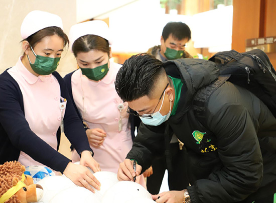 9中赫國安隊員慈銘體檢現(xiàn)場簽名2.jpg