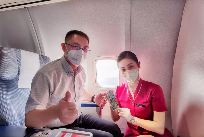 南航贵州空乘人员向旅客以卡片的形式推荐贵州旅游景点.jpg