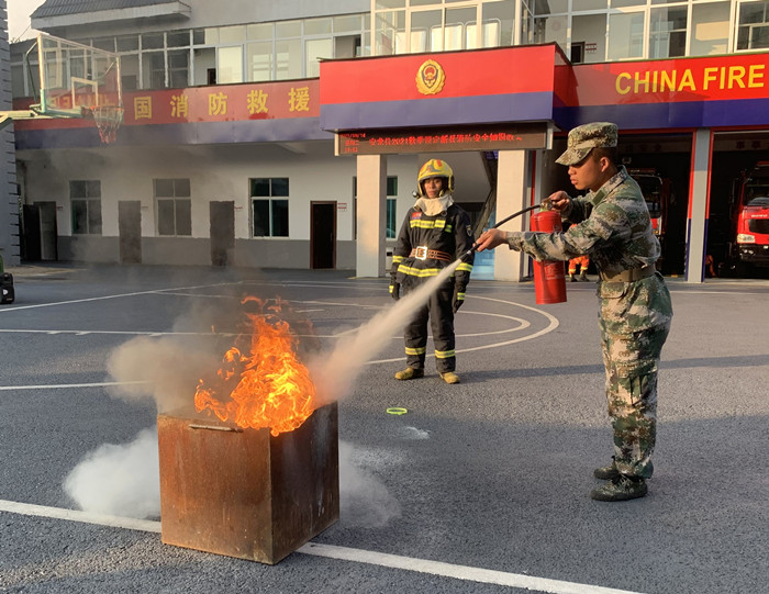 预定新兵代表参加灭火实战演练.jpg