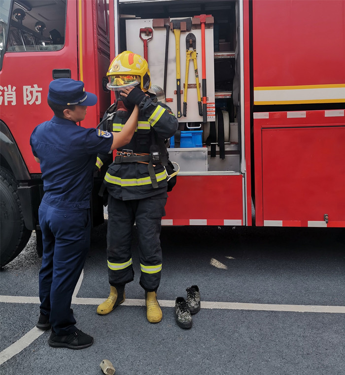 消防指战员指导完成个人防护装备穿着.jpg