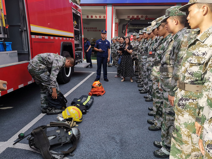 预定新兵代表着消防个人防护装备体验.jpg