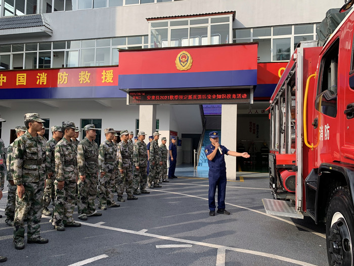 消防装备技师介绍消防车辆和器材装备.jpg
