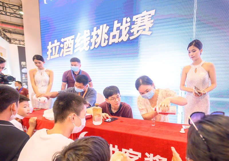 图4：拉酒线、盲品挑战赛现场.jpg