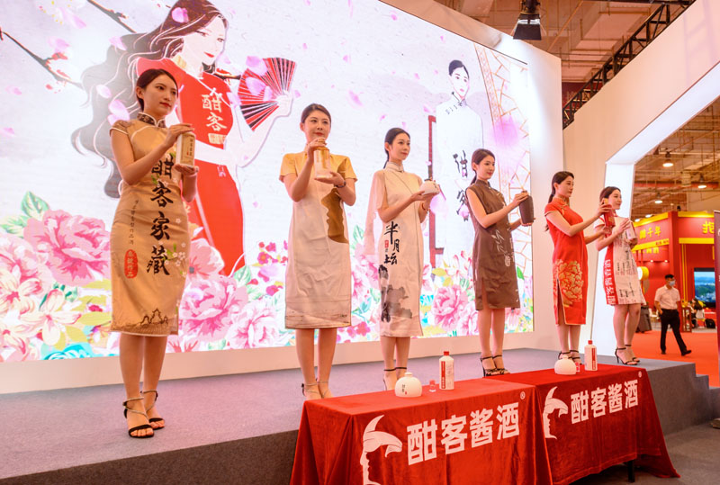 图5：舞台旗袍秀现场.jpg