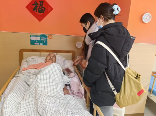 山东中医药大学“医”心为民服务队 走进济南养老中心爱心实践暖人心(图2)