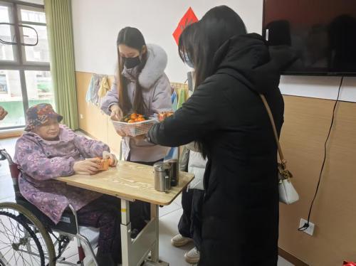 山东中医药大学“医”心为民服务队 走进济南养老中心爱心实践暖人心(图3)