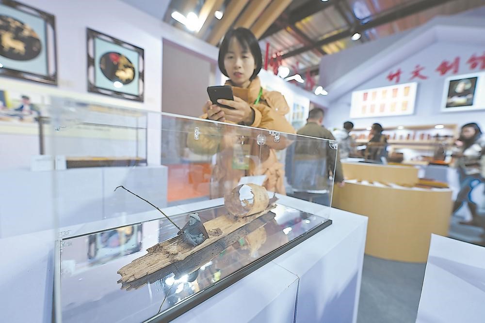 首届中国（武夷山）竹业博览会开馆 嘉宾在参观竹制产品.jpg