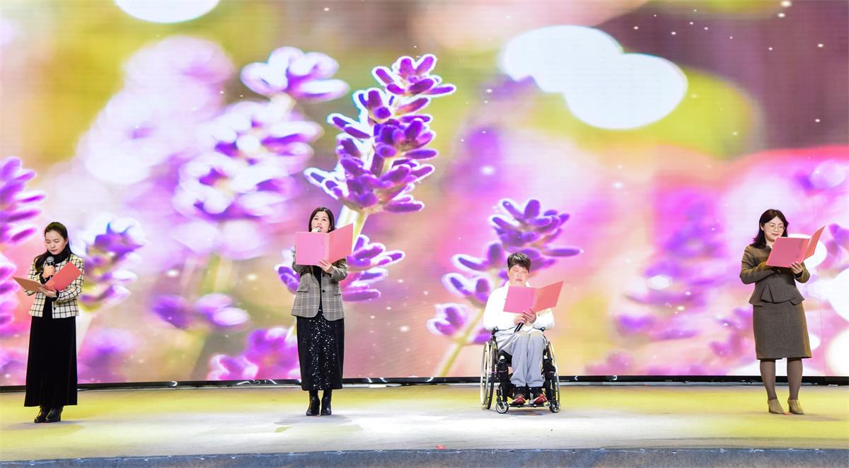 残奥会冠军杨丽婉与孤独症家长共同演绎《给星星种花的人》.jpg