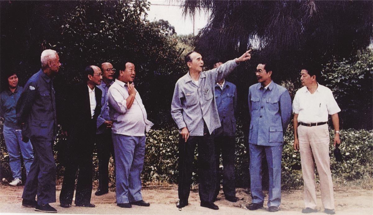 6.梁披云先生与李尚大先生（左五）、梁良斗先生（左三）勘察新校址_看图王.jpg