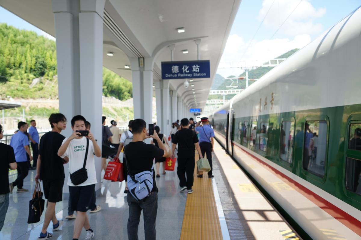 旅客乘坐首趟德化直达福州列车 姚逸 摄 (2).JPG