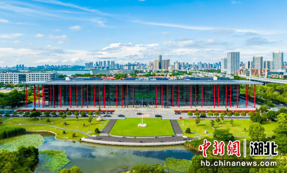 李岿 摄