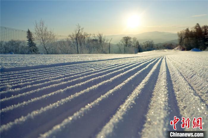 中国北疆广迎春雪粉雪季引雪友“发烧”