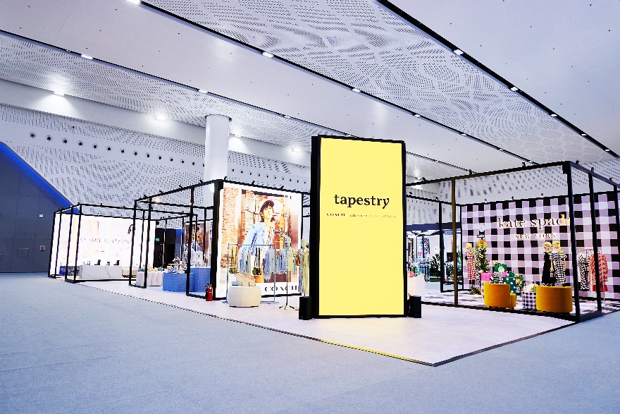 Tapestry集团携旗下三大品牌首届消博会劲炫最新春夏潮流风尚消费日报网