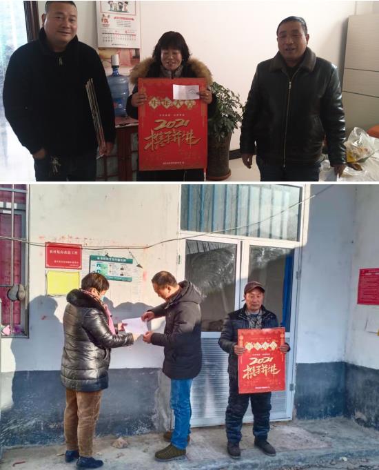河南省驻马店市遂平县玉山镇为贫困户发放扶贫挂历