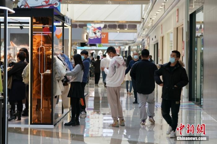 资料图:市民在商场内购物。<a target='_blank' href='http://www.chinanews.com/'>中新社</a>发 孙汉仑 摄
