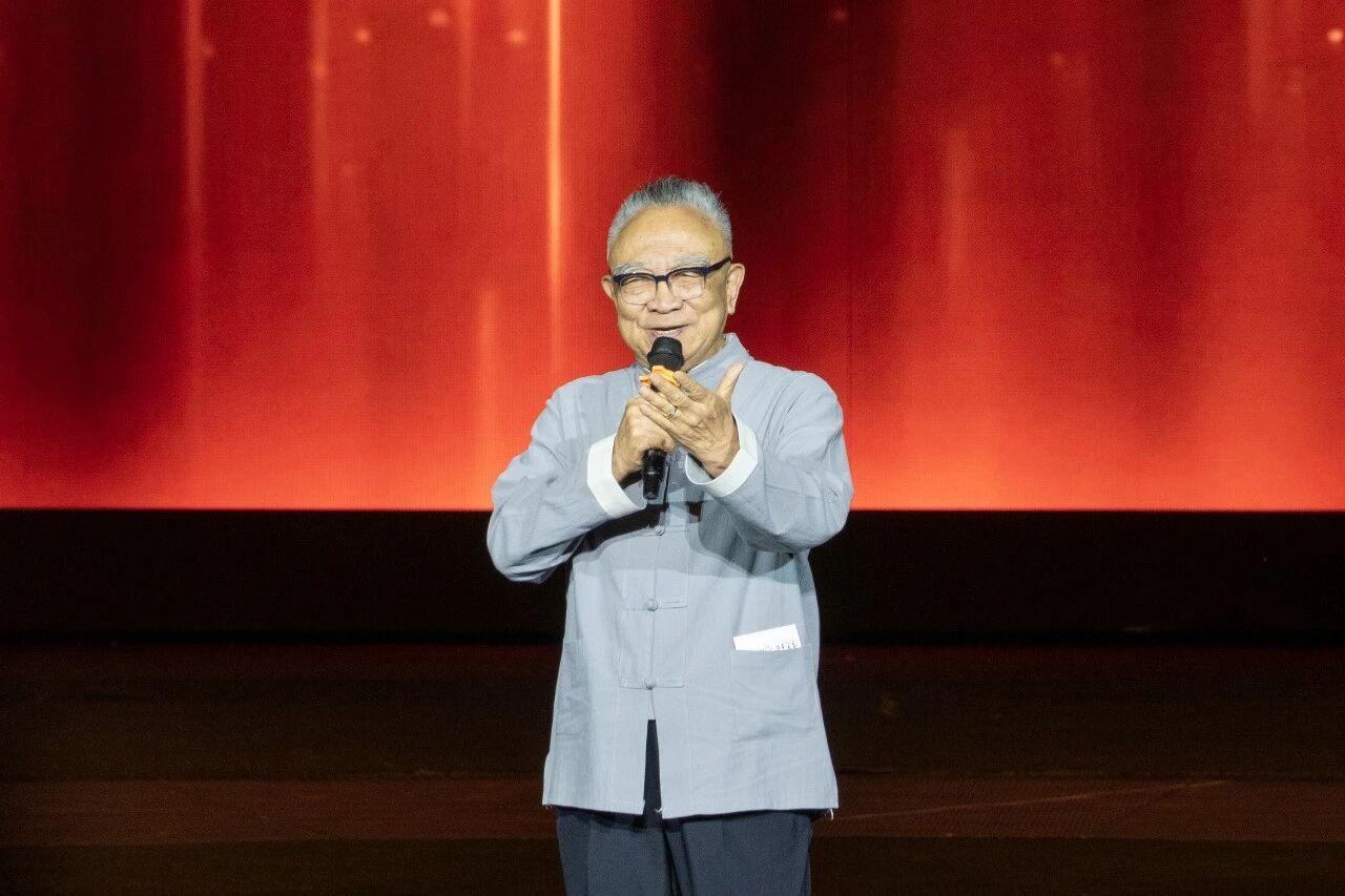 1784019788574336.jpg 图丨鲍国安现身《曹操》实景演出开幕式现场.jpg
