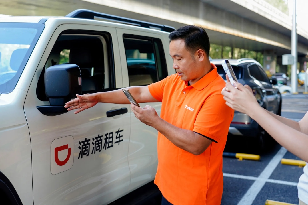 图示:滴滴租车工作人员验车