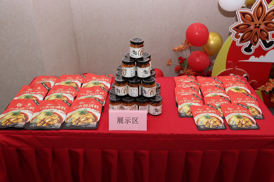 紫燕x翠宏联名产品展示:油泼辣子(花生)和口水鸡调料