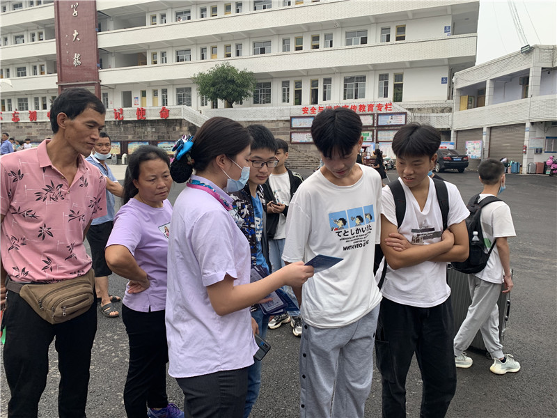 向职校学生进行宣传.jpg