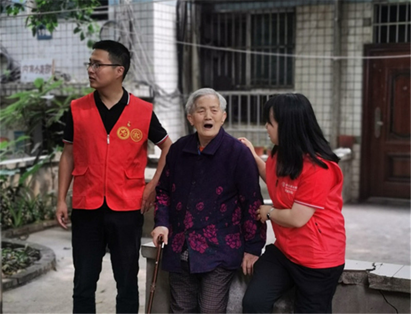 1632812591938536.jpg 与社区独居老年人促膝谈心话家常.jpg
