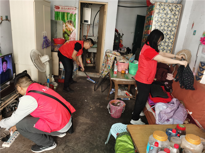 1632812611967295.jpg 深入低保困难老人家中开展帮扶行动.jpg
