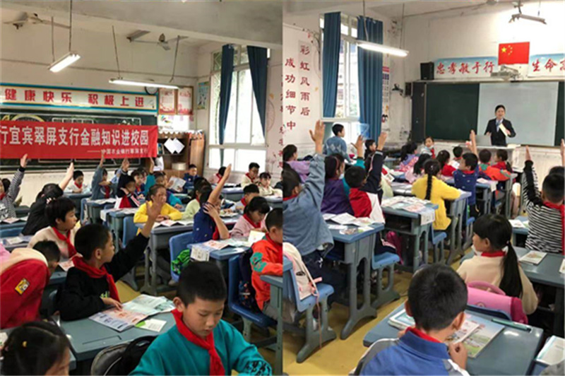 1637913631451860.jpg 向学生现场讲解人民币知识_副本.jpg