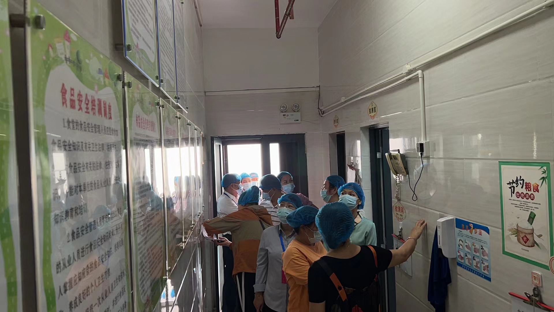 参观幼儿园食堂后厨.jpg