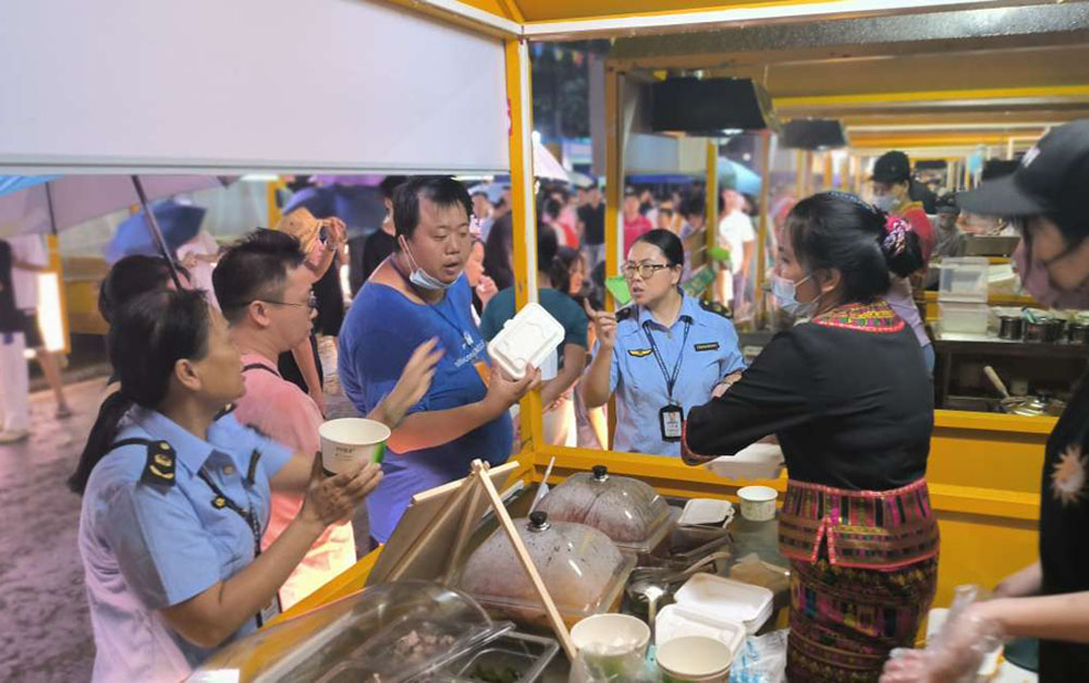 夜市食品摊贩检查现场.jpg