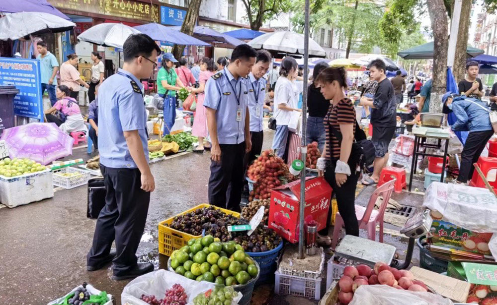 执法人员检查市场周边小摊贩.JPG