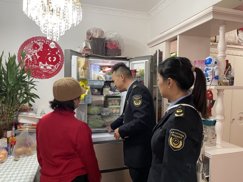 1700016427842395.jpg 入户帮助市民规范冰箱食材分类.jpg