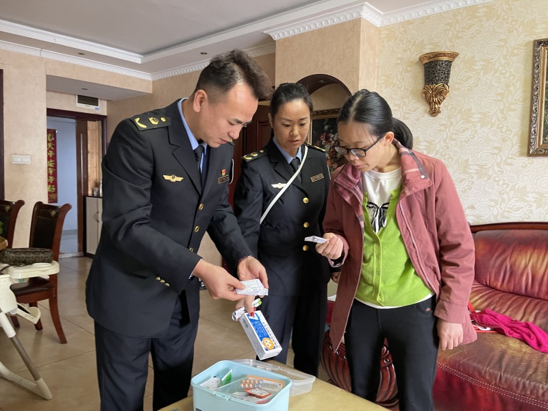 1700016435579539.jpg 入户开展食品药品安全宣传.jpg