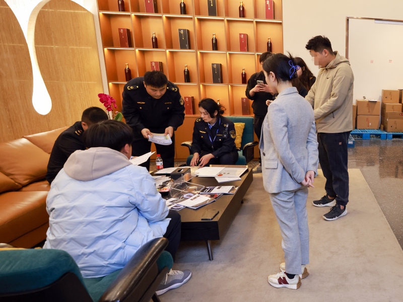 1710744478404765.jpg 市场监管部门执法人员已进入经营场所展开调查询问(成都市市场监管局供图).jpg