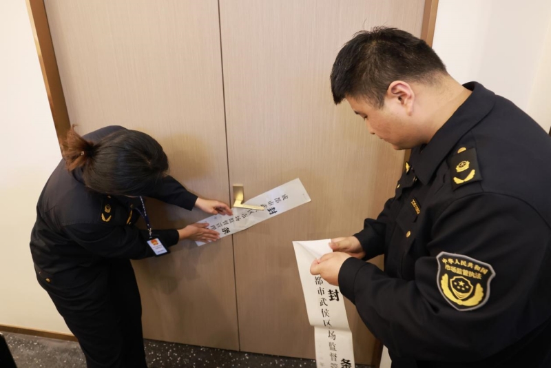 1710744485798276.jpg 成都市武侯区市场监督管理局执法人员对听花酒业门店的相关资料和物品进行先行登记保存证据(成都市市场监管局供图).jpg