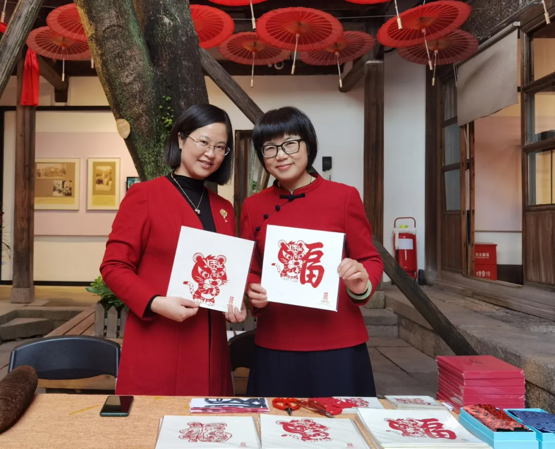 周冬梅（右）与她的文创团队成员 拷贝.jpg