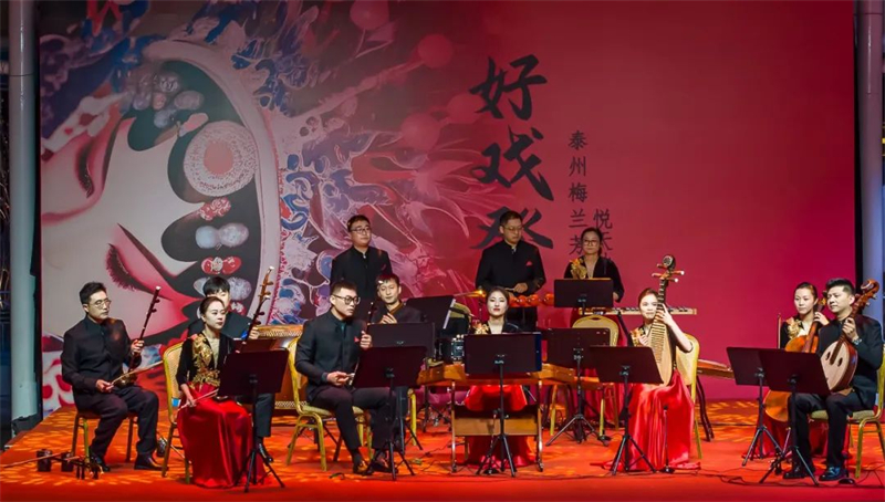 1731653306922980.jpg 江苏泰州:传统戏曲遇见现代街区988.jpg
