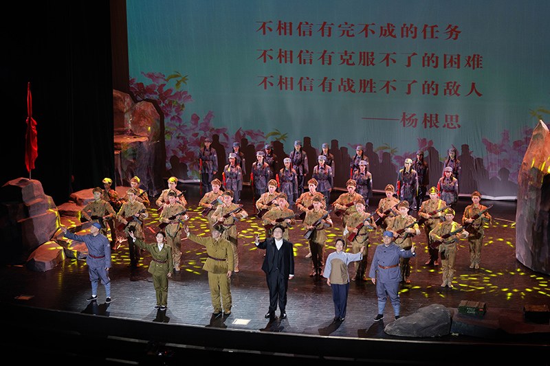1732523696608595.jpg 江苏泰州原创音乐舞台剧《英雄杨根思》首演148.jpg