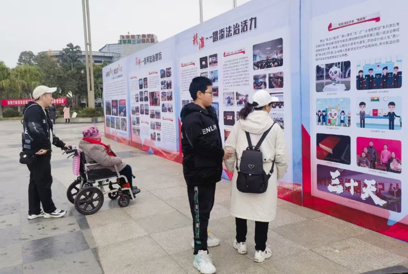 1733389090407402.jpg 群众观看普法宣传.jpg