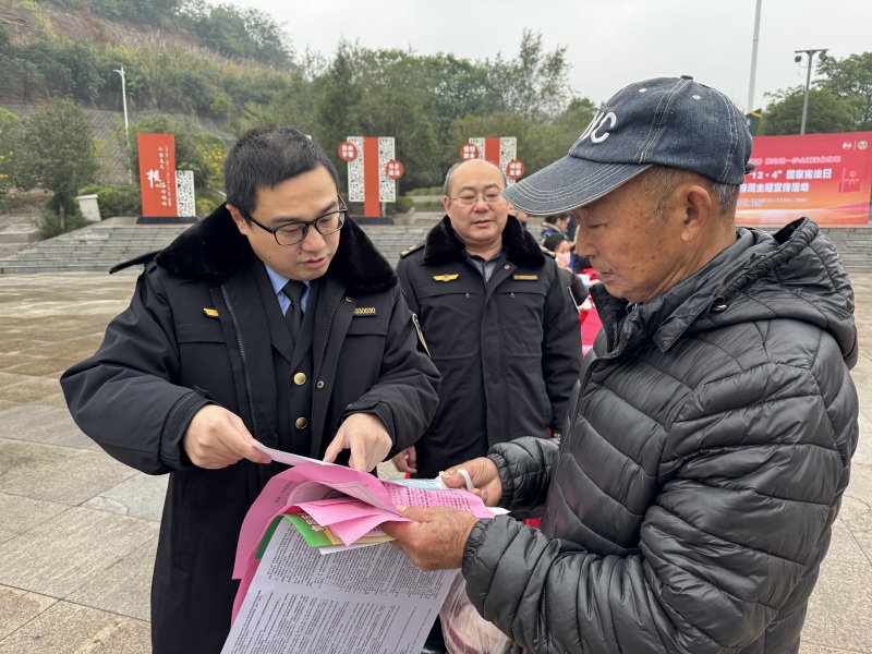 1733382167729541.jpg 2.工作人员为市民讲解法律知识.jpg