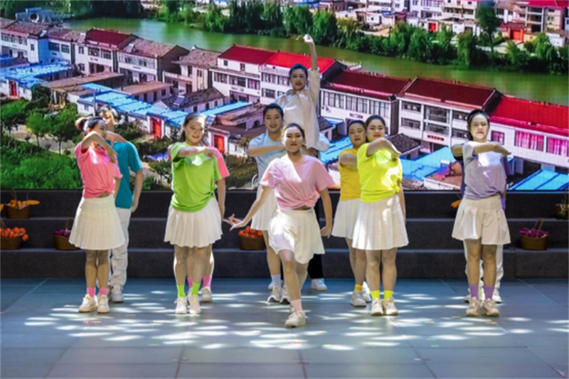 1735629669254551.jpg 连云港灌南:“艺韵流芳灌河情” 载歌载舞迎新年696.jpg