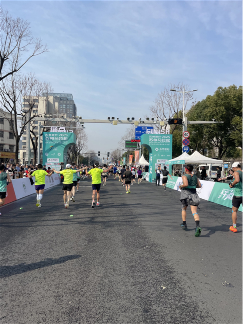 1740981343719769.jpg 苏马开跑 25000名跑者丈量苏州千年文脉1195.jpg