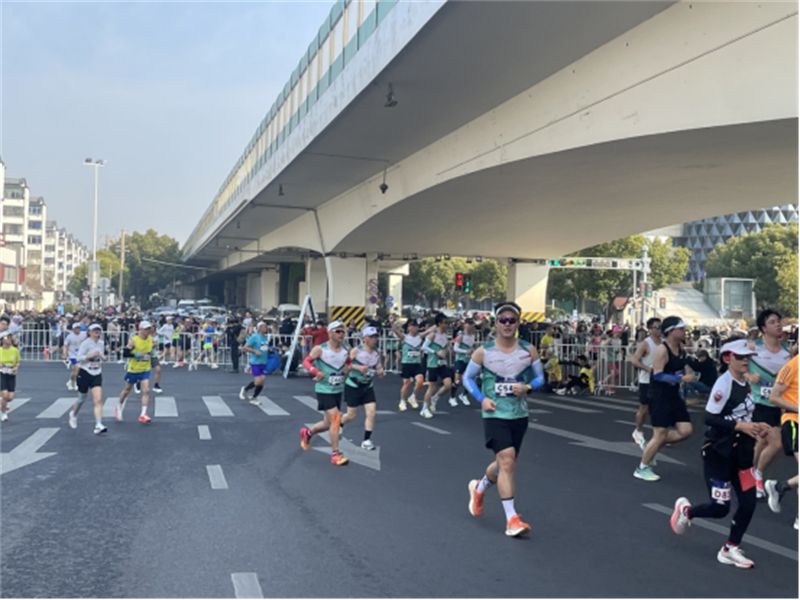 1740981333946272.jpg 苏马开跑 25000名跑者丈量苏州千年文脉419.jpg
