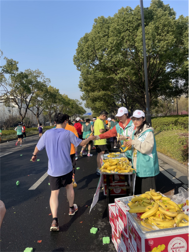 1740981338551537.jpg 苏马开跑 25000名跑者丈量苏州千年文脉913.jpg