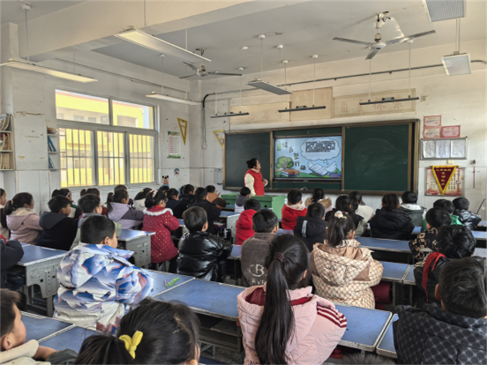 1742377245874148.jpg 新沂市草桥镇:“三向发力” 筑牢绿色“护苗”屏障891.jpg