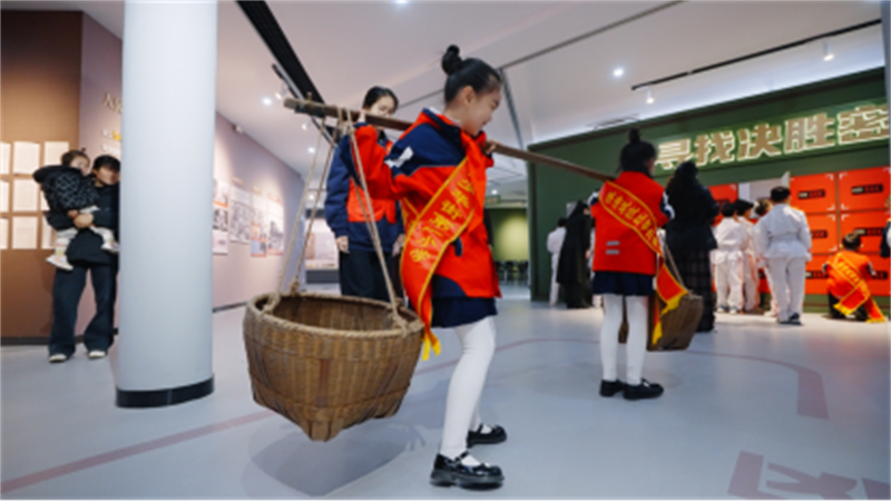 1743156027179529.jpg “决胜密码——淮海战役文物史料展”在淮塔开幕 红色研学课程同步发布657.jpg