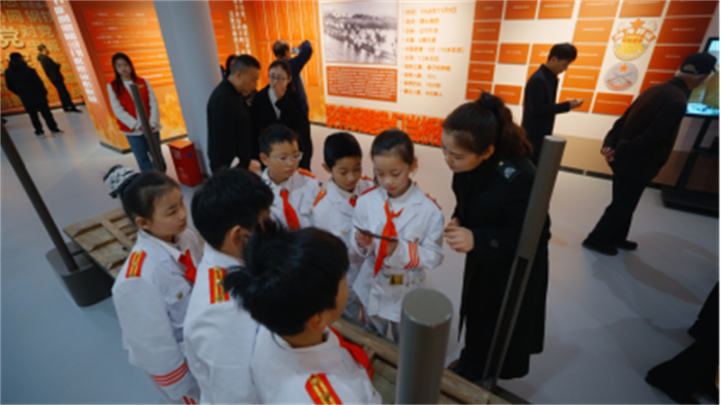 1743156000357446.jpg “决胜密码——淮海战役文物史料展”在淮塔开幕 红色研学课程同步发布655.jpg