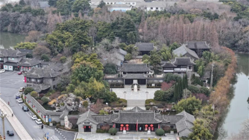 1743585297990618.jpg 泰州:赏花、露营、研学…… 市民走出家门,乐享春光958.jpg