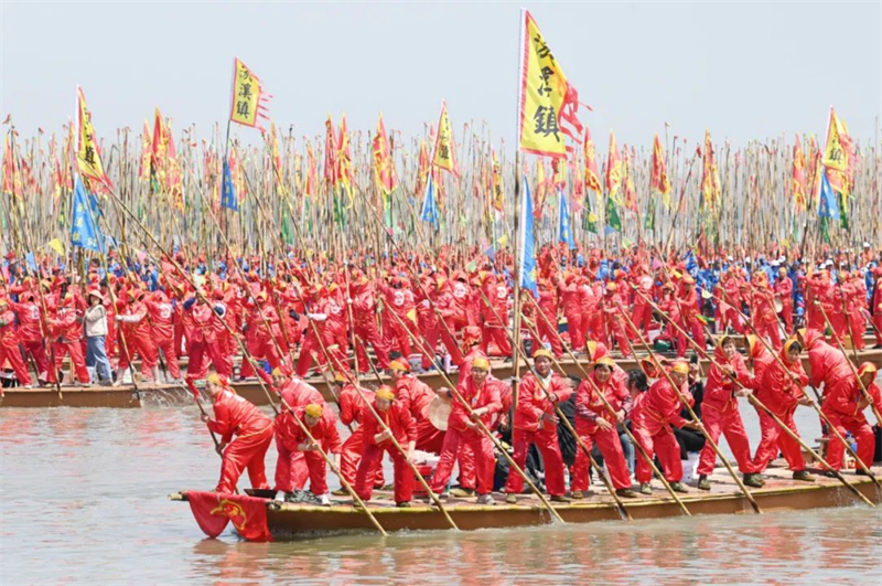 江苏泰州：千篙万桨闹溱湖 百舸争流逐春潮764.jpg